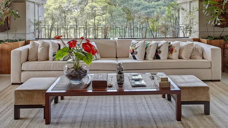 Decoração de mesa de vidro com tapete