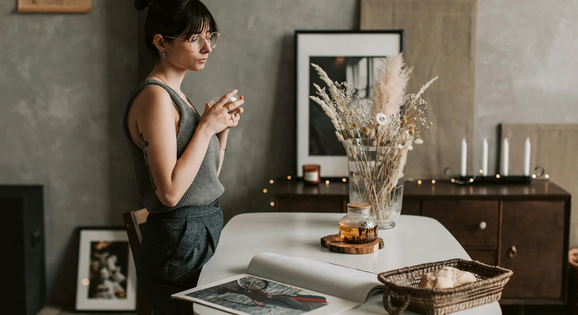 Imagem de mulher fazendo a decoração de mesa de centro